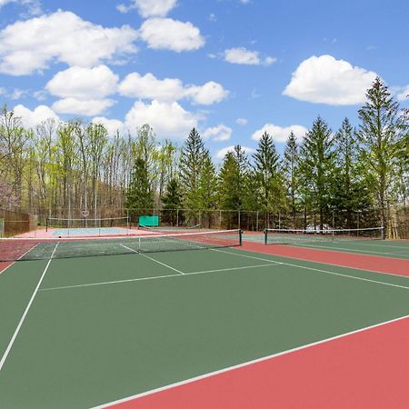 Chalet W Hot Tub, Large Deck, Grill, & Fast Wifi Berkeley Springs Bagian luar foto