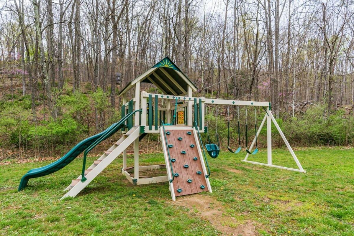Chalet W Hot Tub, Large Deck, Grill, & Fast Wifi Berkeley Springs Bagian luar foto