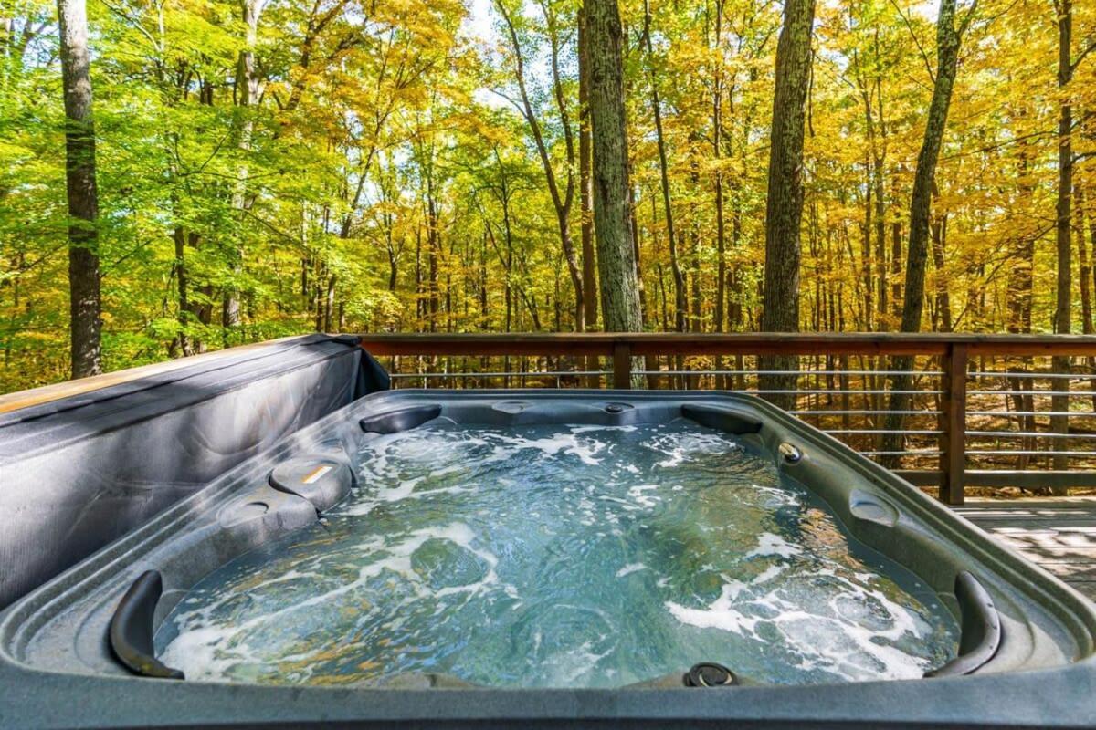Chalet W Hot Tub, Large Deck, Grill, & Fast Wifi Berkeley Springs Bagian luar foto