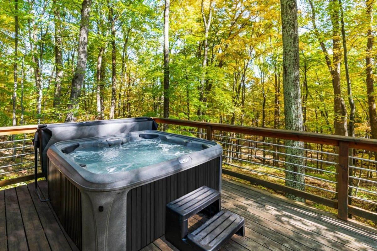Chalet W Hot Tub, Large Deck, Grill, & Fast Wifi Berkeley Springs Bagian luar foto
