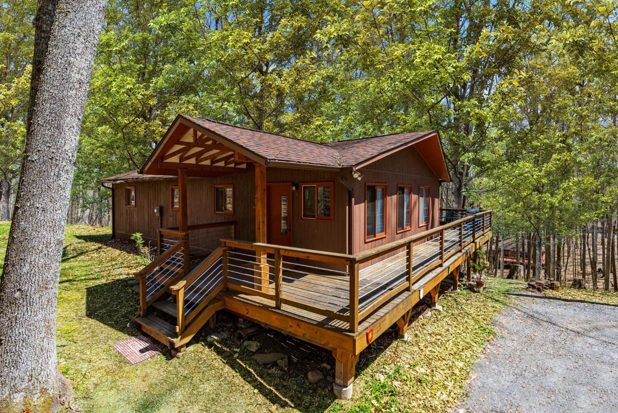 Chalet W Hot Tub, Large Deck, Grill, & Fast Wifi Berkeley Springs Bagian luar foto