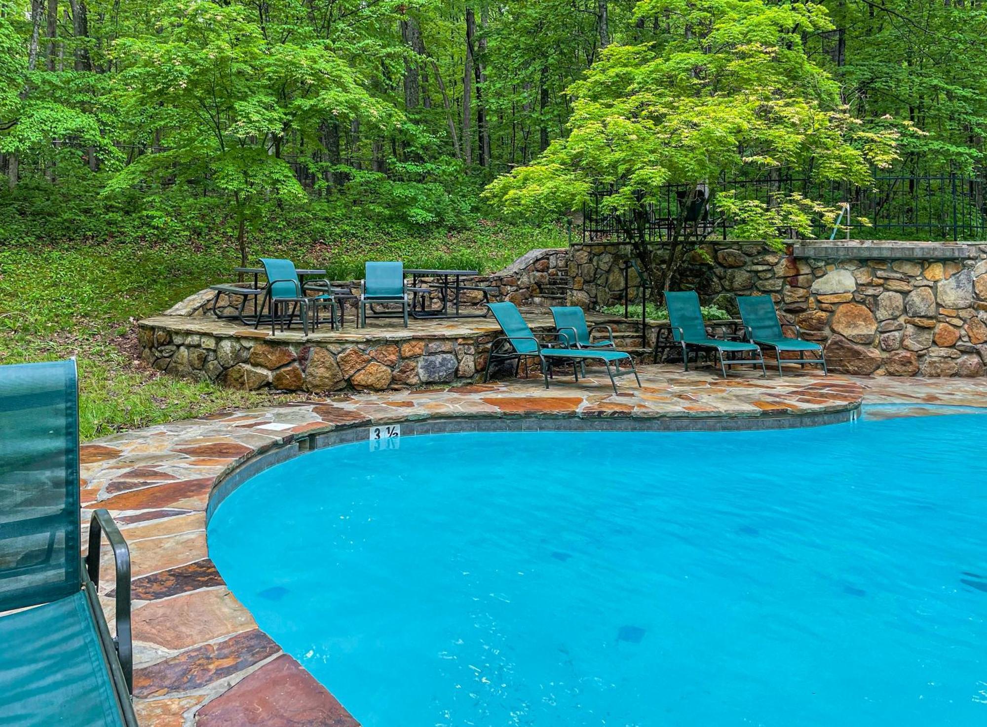 Chalet W Hot Tub, Large Deck, Grill, & Fast Wifi Berkeley Springs Bagian luar foto